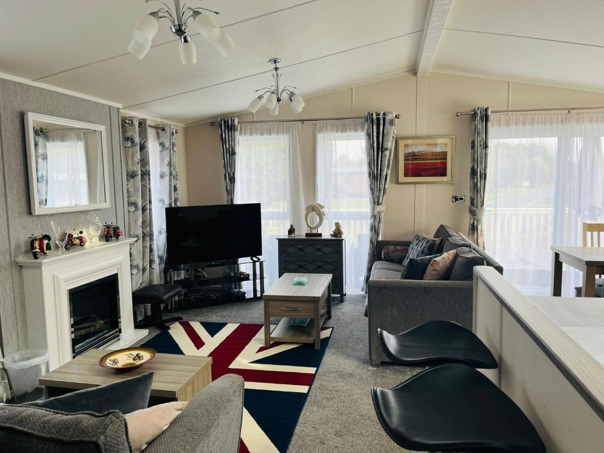Ashworth Lodge With Hot Tub Barmby on the Moor Екстер'єр фото