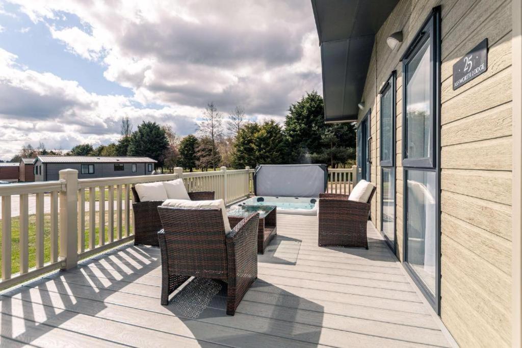 Ashworth Lodge With Hot Tub Barmby on the Moor Номер фото