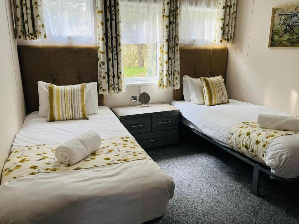 Ashworth Lodge With Hot Tub Barmby on the Moor Номер фото